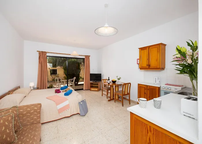 Tavros Aparthotel 3*