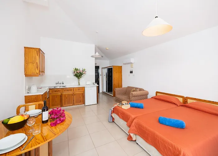 Tavros Aparthotel 3*