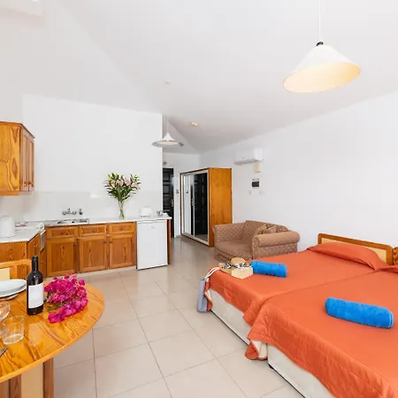 Tavros Aparthotel 3*