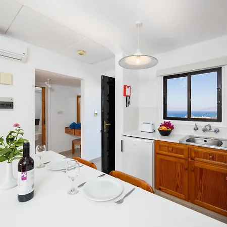 Tavros Aparthotel 3*