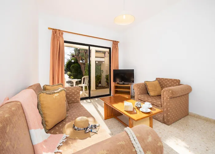 アパートホテル Tavros 3*